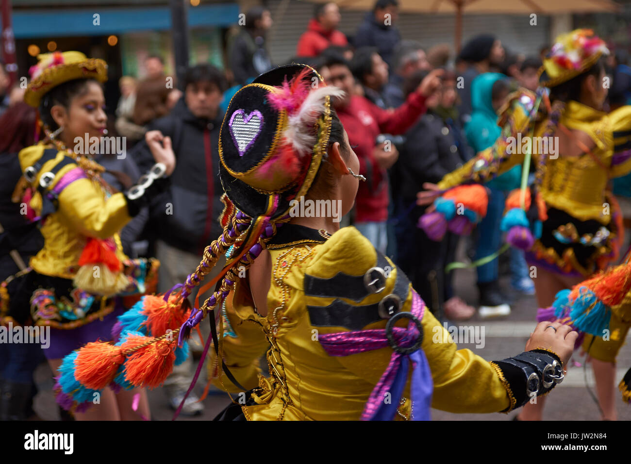 Caporales Dance Group durch das Zentrum von Santiago, Chile, Tag der Unabhängigkeit von Bolivien zu markieren. Stockfoto