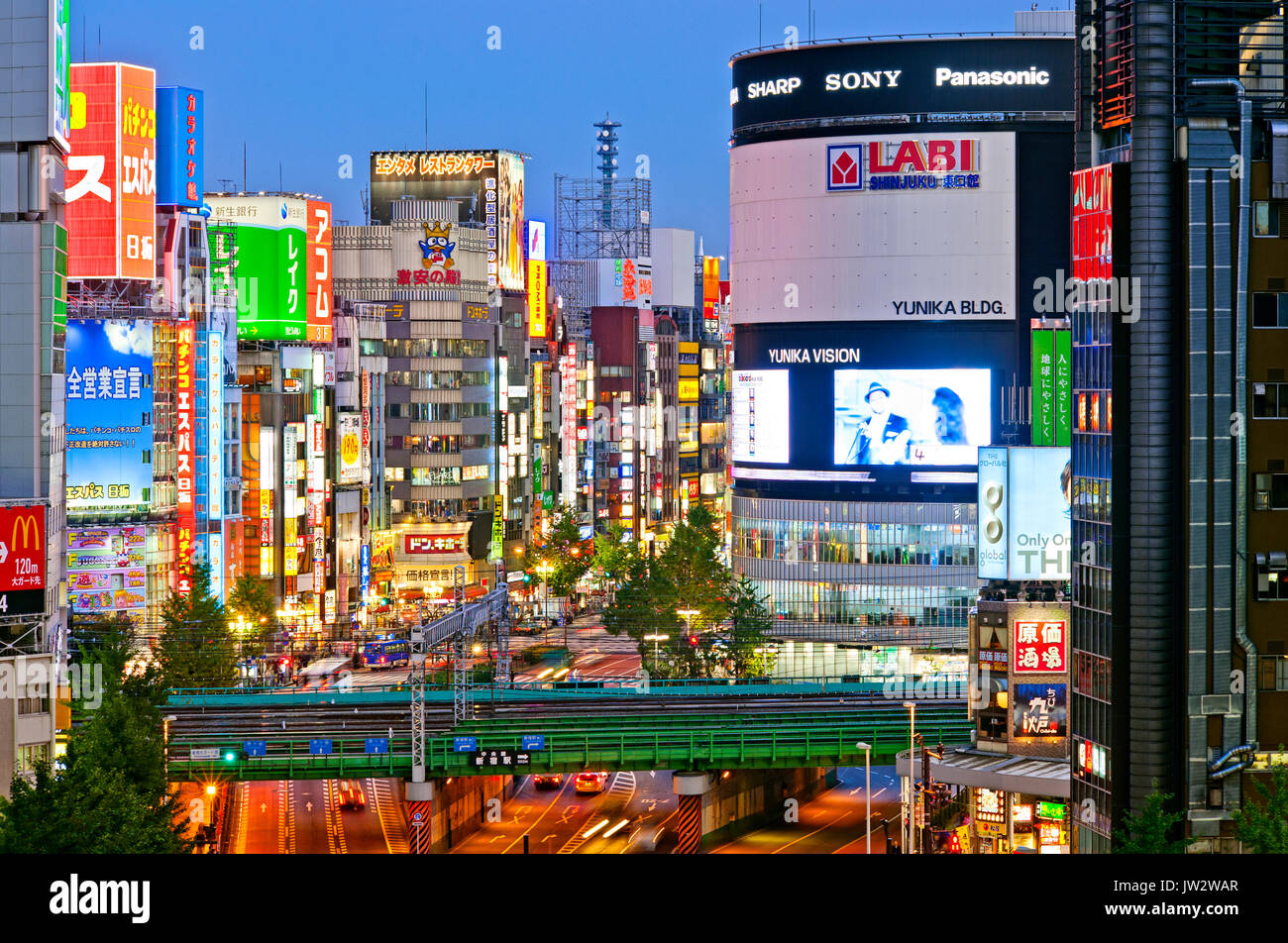 Shinjuku Tokyo Japan Yasukuni Dori Kabukicho in der Nacht Stockfoto