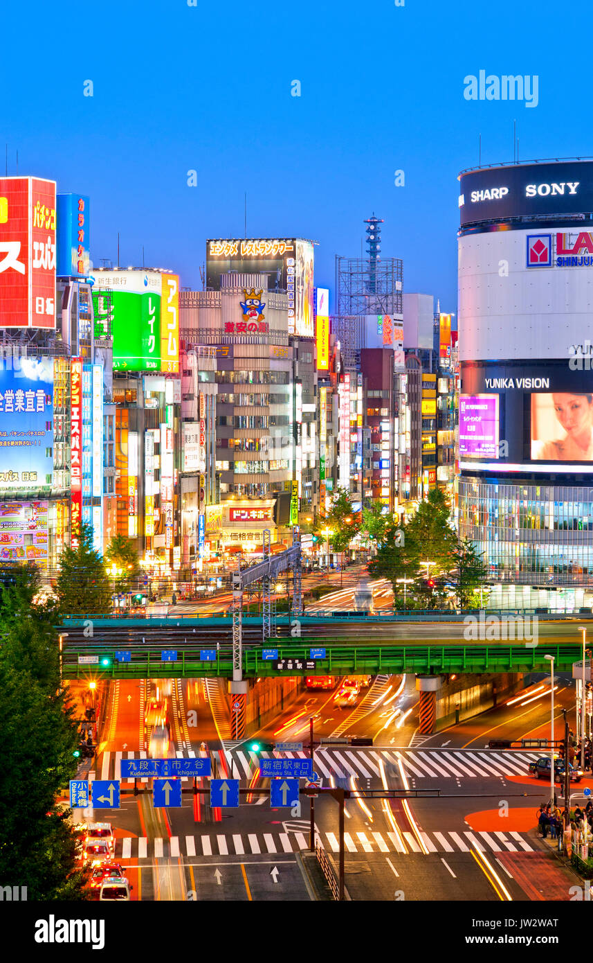 Shinjuku Tokyo Japan Yasukuni Dori Street Kabukicho nachts mit Plakaten Stockfoto