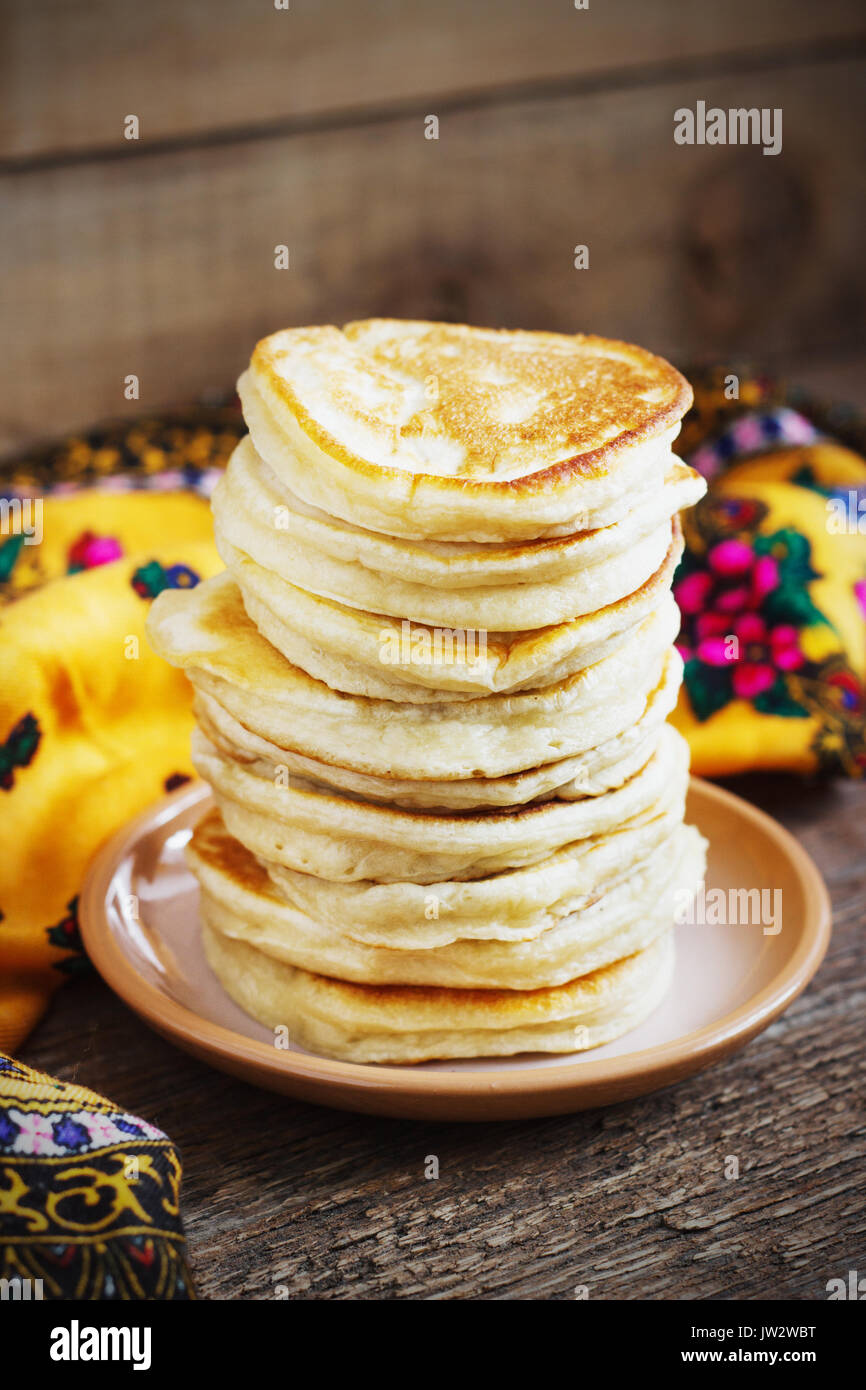 Heften von Hefe Pfannkuchen, traditionelle für Russische Pfannkuchen Woche rustikal Stockfoto