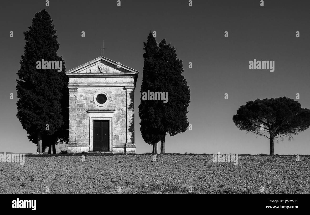 Vorderansicht der Cappella (Kapelle) della Madonna di Vitaleta im Val d'Orcia. Italien, 2017. Stockfoto