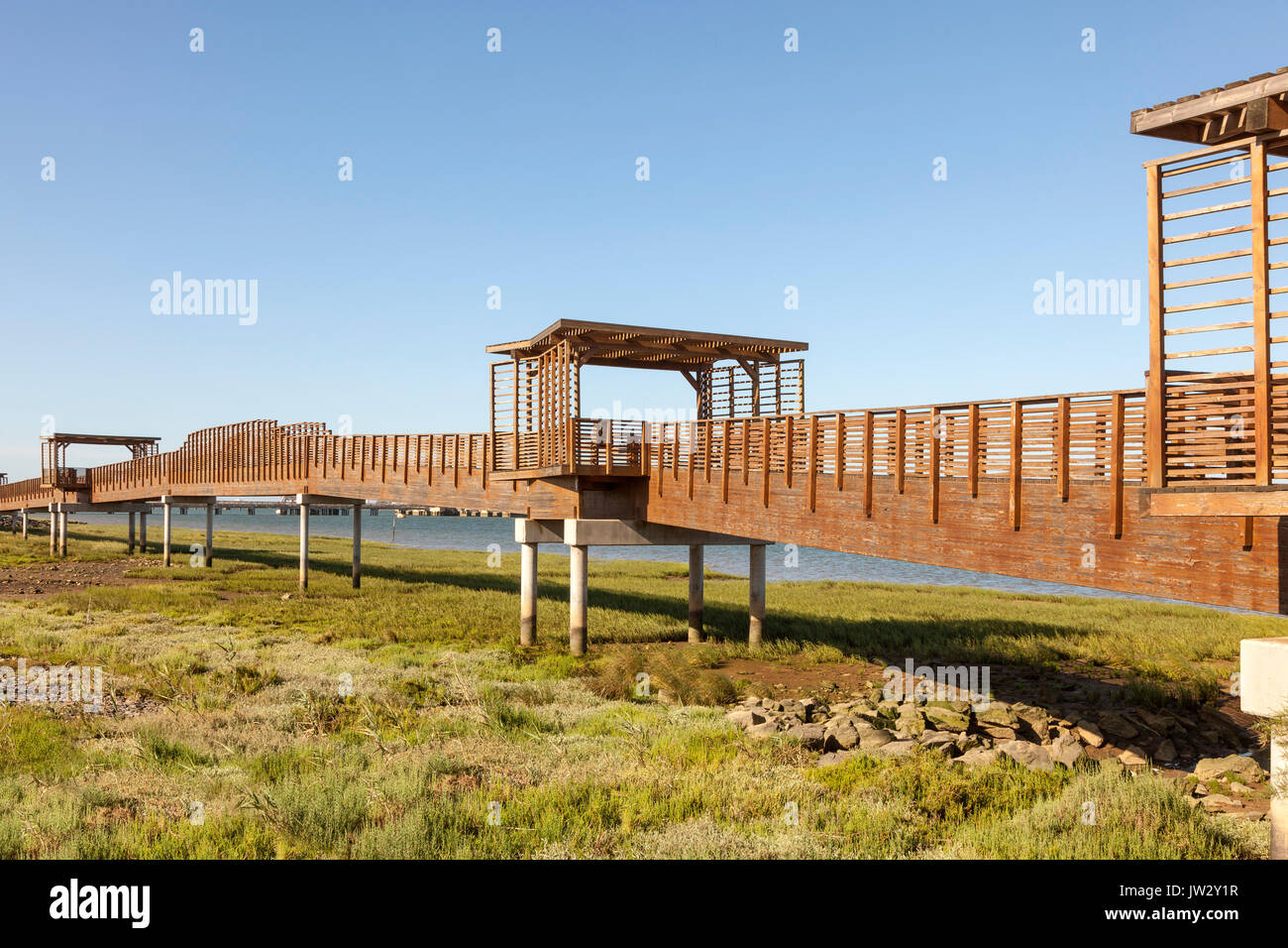 Holzsteg am Ufer des Flusses Rio Tinto in Huelva, Andalusien, Spanien Stockfoto