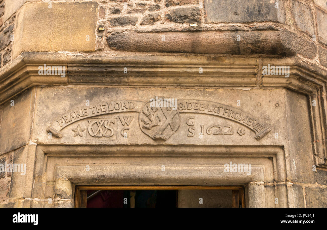 Geschnitzte Inschrift am Eingang des 17. Jahrhunderts Writer's Museum, das Lady Treppen House, Edinburgh, feiert das Leben der RLS, Verbrennungen, Sir Walter Scott Stockfoto