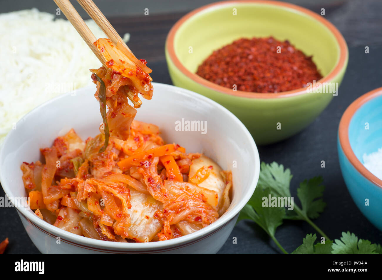 Kimchi - Koreanische superfood. Eingelegte Chinakohl in Schüssel auf schiefer Platte Stockfoto