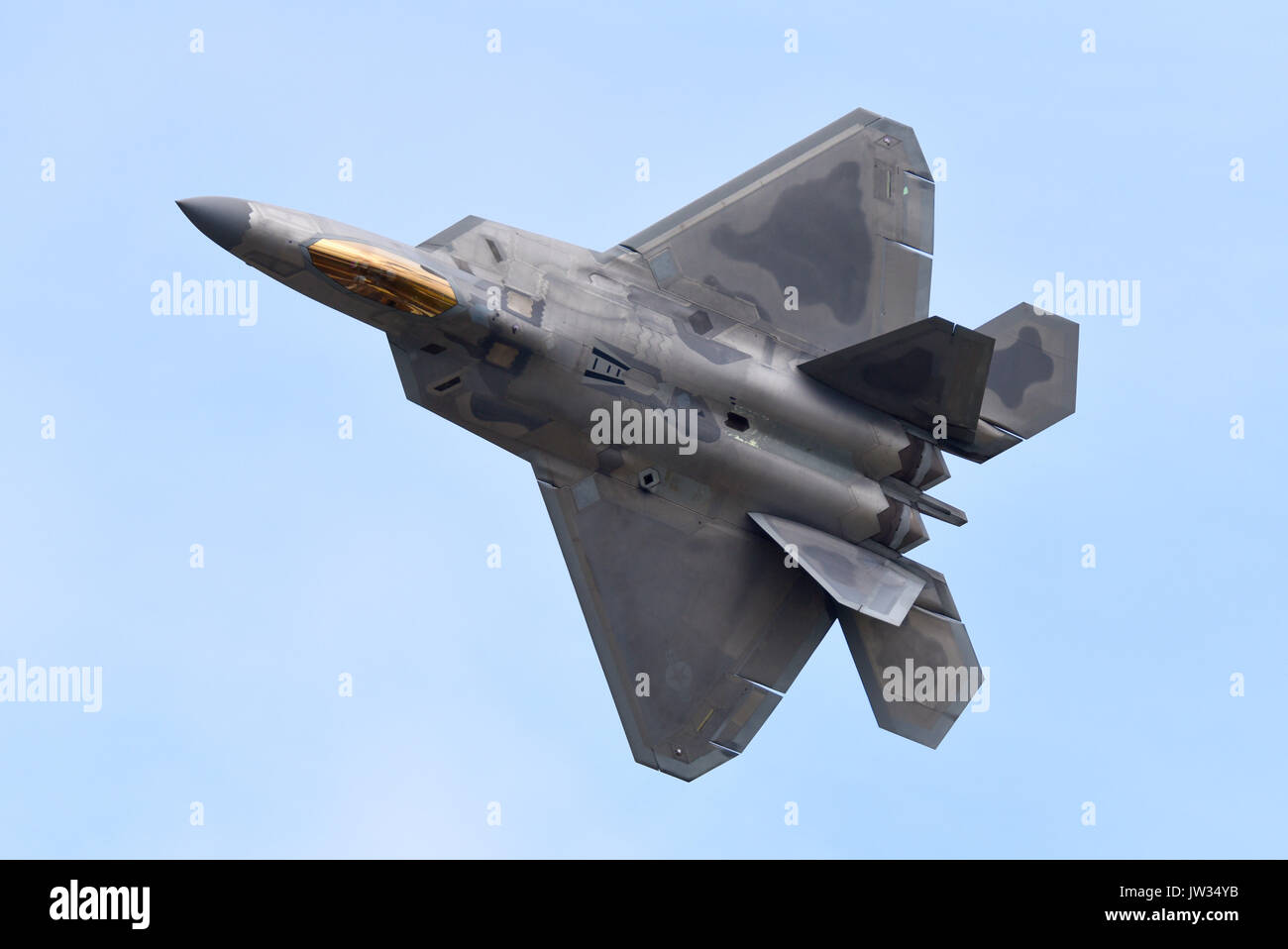 Lockheed Martin F-22 Raptor Tarnjäger Jet Flugzeug fliegt auf einer Flugschau. US Air Force. Moderne militärische Verteidigungsflugzeuge auf der RIAT Airshow Stockfoto