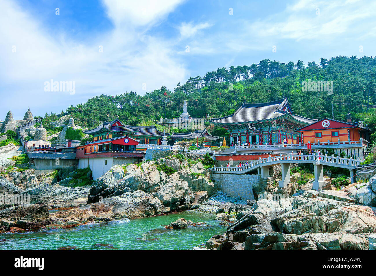 Haedong Yonggungsa Tempel und Haeundae Meer in Busan, Südkorea. Stockfoto