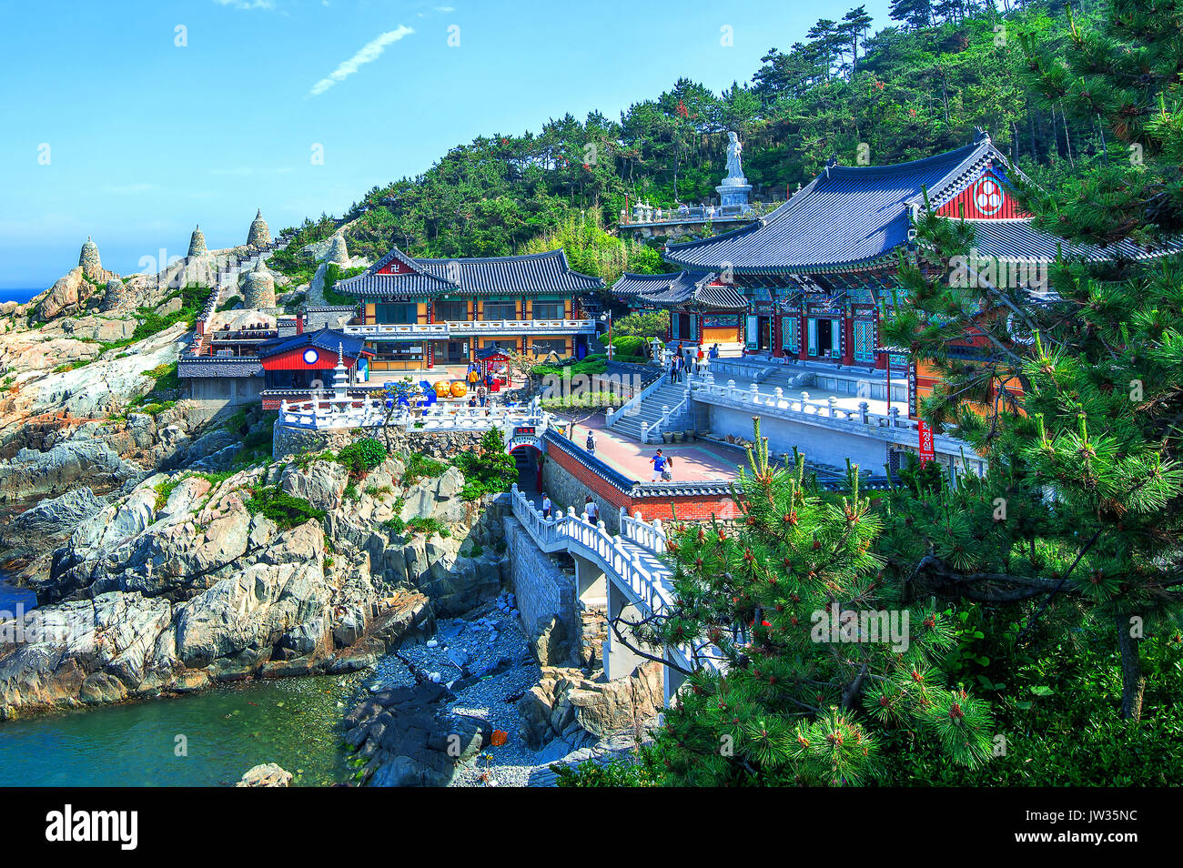 Haedong Yonggungsa Tempel und Haeundae Meer in Busan, Südkorea. Stockfoto