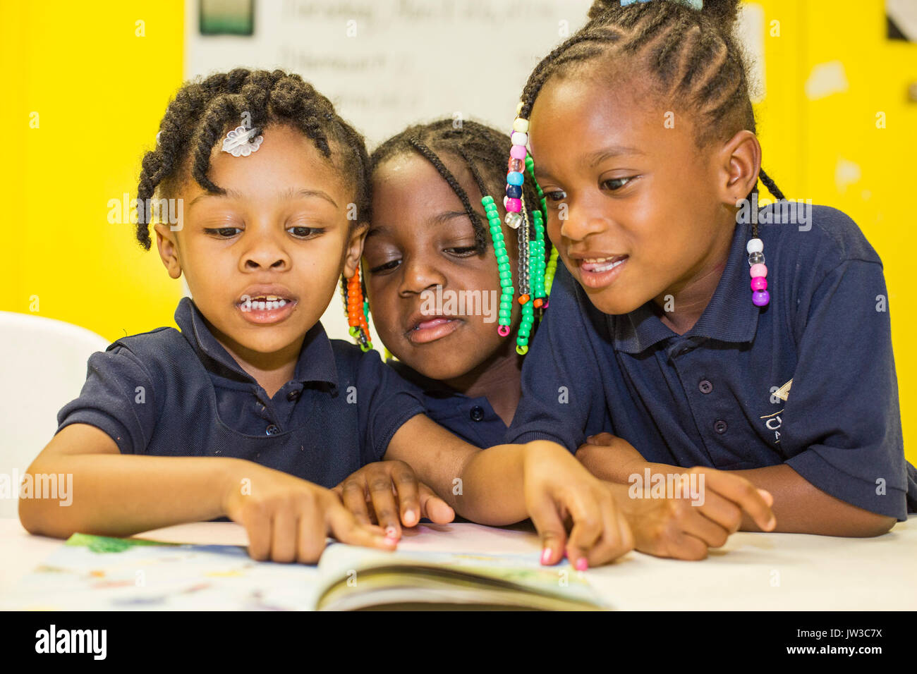 Spartanburg, South Carolina - Kinder lesen während der S.O.A.R. After School Program am Bethlehem Center, ein Einkaufszentrum, in dem die Afrikanische-A Stockfoto