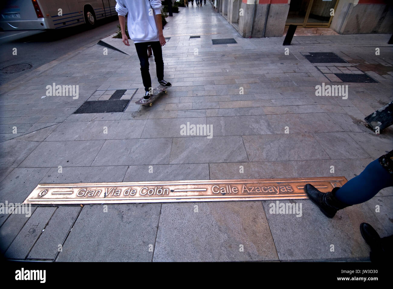 Angabe der Bronze in der Erde bezeichnet Name der Straße Anschlussblöcke zur das Kreuz von Straßen in Granada, Andalusien, Spanien Stockfoto