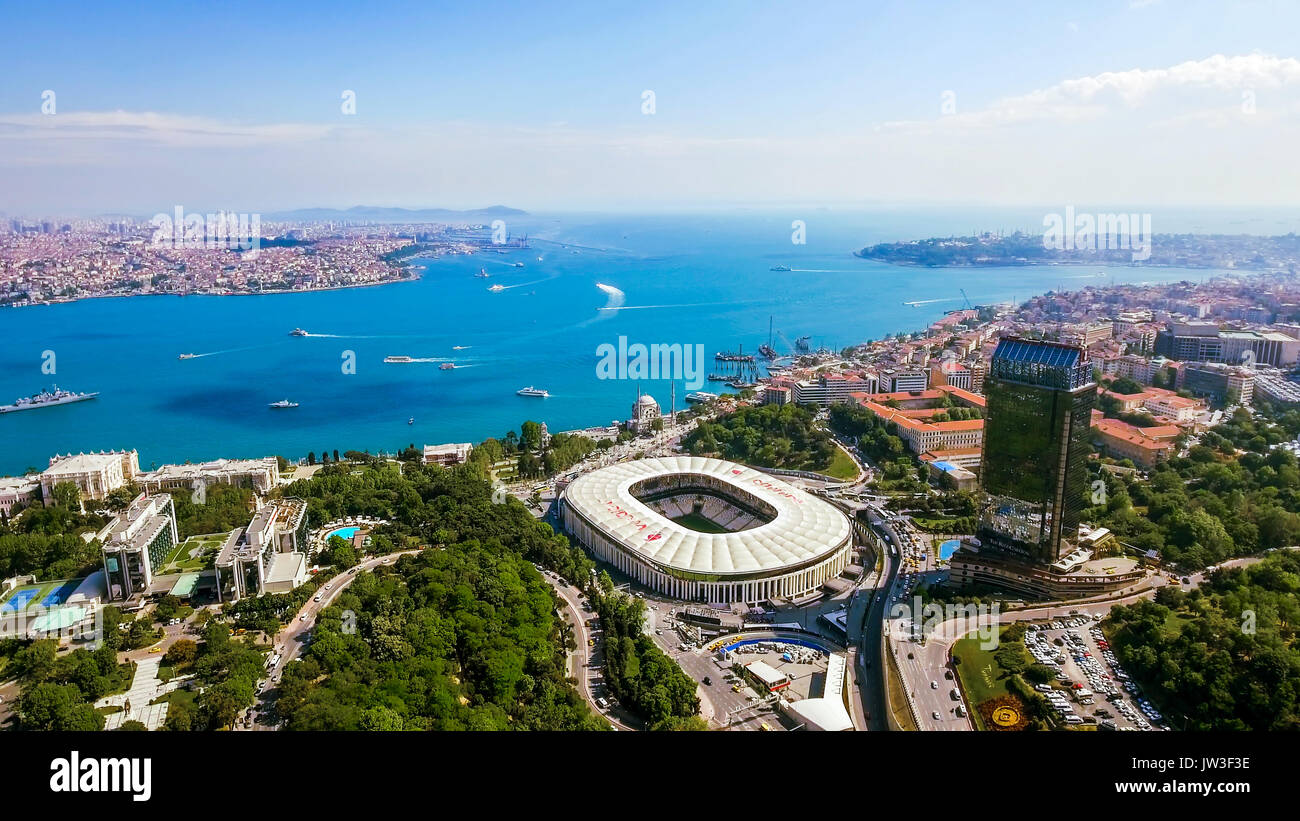 New Istanbul Skyline Cityscape Luftaufnahme des wunderschönen Bosporus feat. Wahrzeichen Dolmabahce Palast, Moschee und Besiktas Fußballstadion Arena Stockfoto
