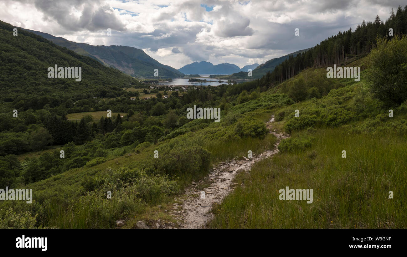 Panorama auf das Dorf von Glencoe, Schottland und Loch Leven, vom Wanderweg auf den Pap von Glencoe gesehen. Stockfoto