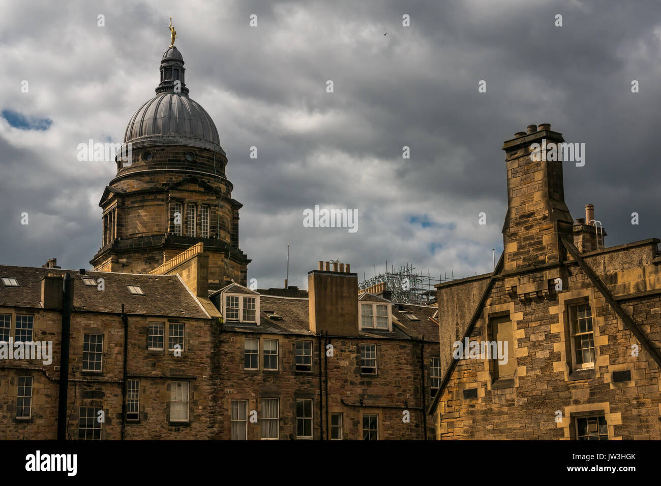 Gewölbte Oberseite des Alten College der Universität Edinburgh mit Abbildung der Jugend golden dekorative Statue, Mietshaus Gebäude und dramatische Himmel, Schottland, Großbritannien Stockfoto