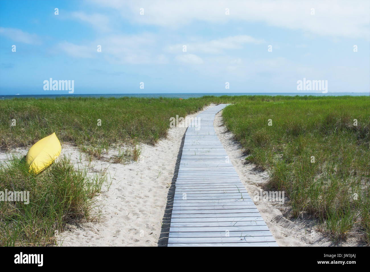 USA, Massachusetts, Cape Cod, Provincetown, Leere Promenade führt zu Cape Cod Bay Stockfoto