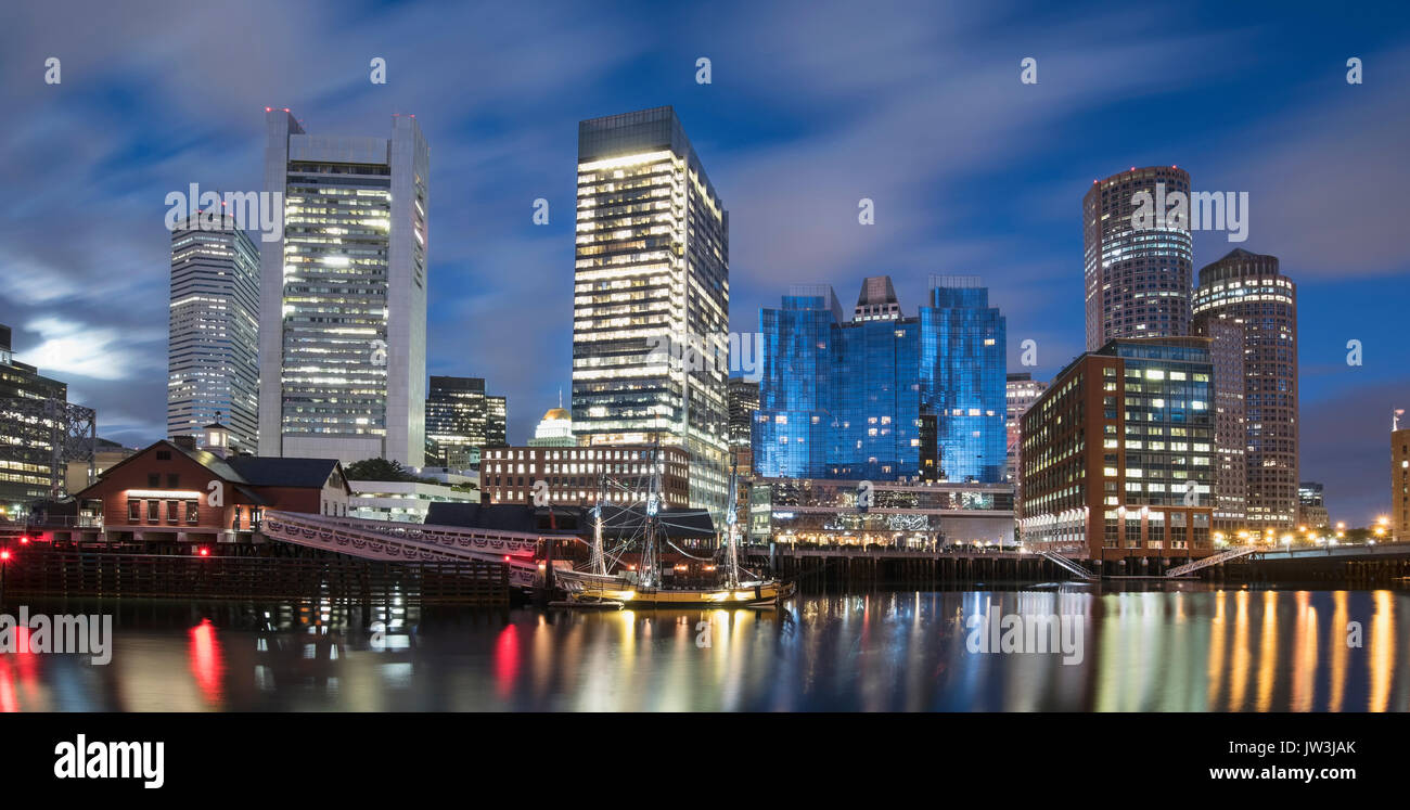 USA, Massachusetts, Boston, Fort Point Channel, Waterfront im Finanzviertel in der Morgendämmerung Stockfoto