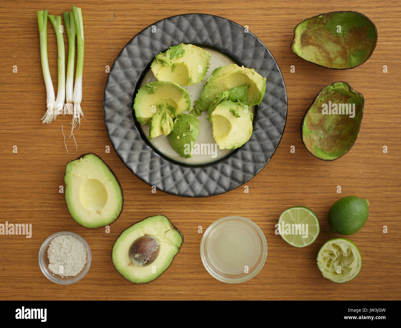 Studio shot von Avocado, Kalk und Schalotten für Guacamole Stockfoto