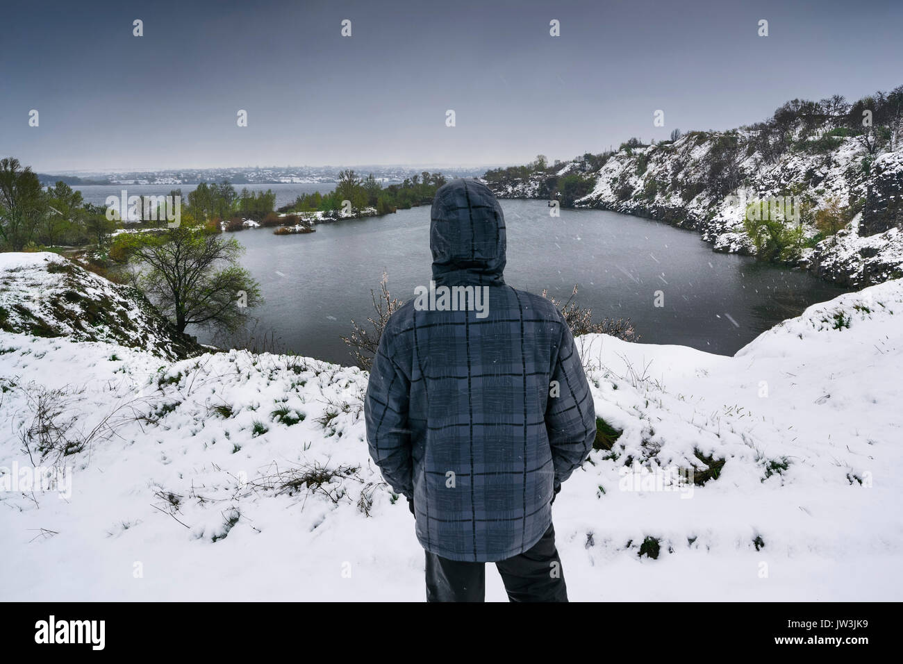 In der Ukraine, Dnepropetrovsk Dnepropetrowsk Region, Ort, Person mit Blick auf die winterliche Landschaft mit Seen Stockfoto