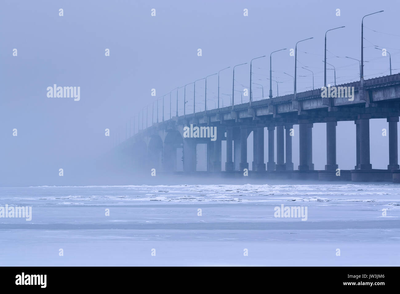 In der Ukraine, Dnepropetrovsk Dnepropetrowsk Region, Stadt, Brücke über den zugefrorenen Fluss Stockfoto