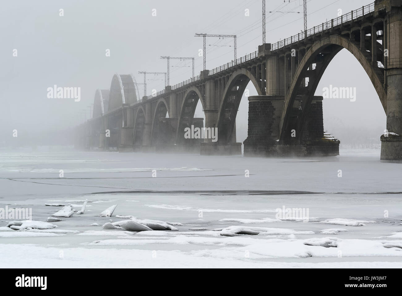 In der Ukraine, Dnepropetrovsk Dnepropetrowsk Region, Stadt, Brücke über den zugefrorenen Fluss Stockfoto