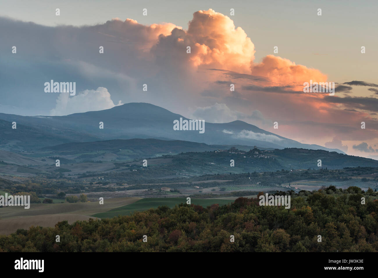 Italien, Toskana, San Quirico d'Orcia, Landschaft in Abend mit lodernden Wolken im Himmel Stockfoto