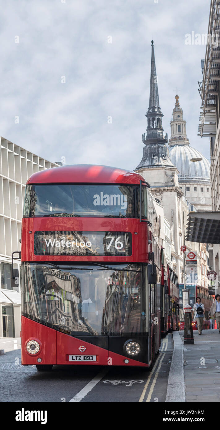 Ein Transport for London Bus Nr. 76 in Richtung Waterloo, am Ludgate Hill, mit St. Paul's Kathedrale im Hintergrund. Andere Busse direkt hinter. Stockfoto