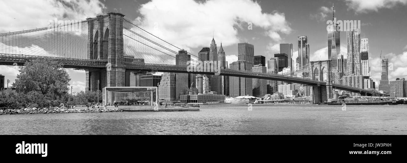 Panorama der Brooklyn Bridge mit dem Lower Manhattan Skyline Stockfoto