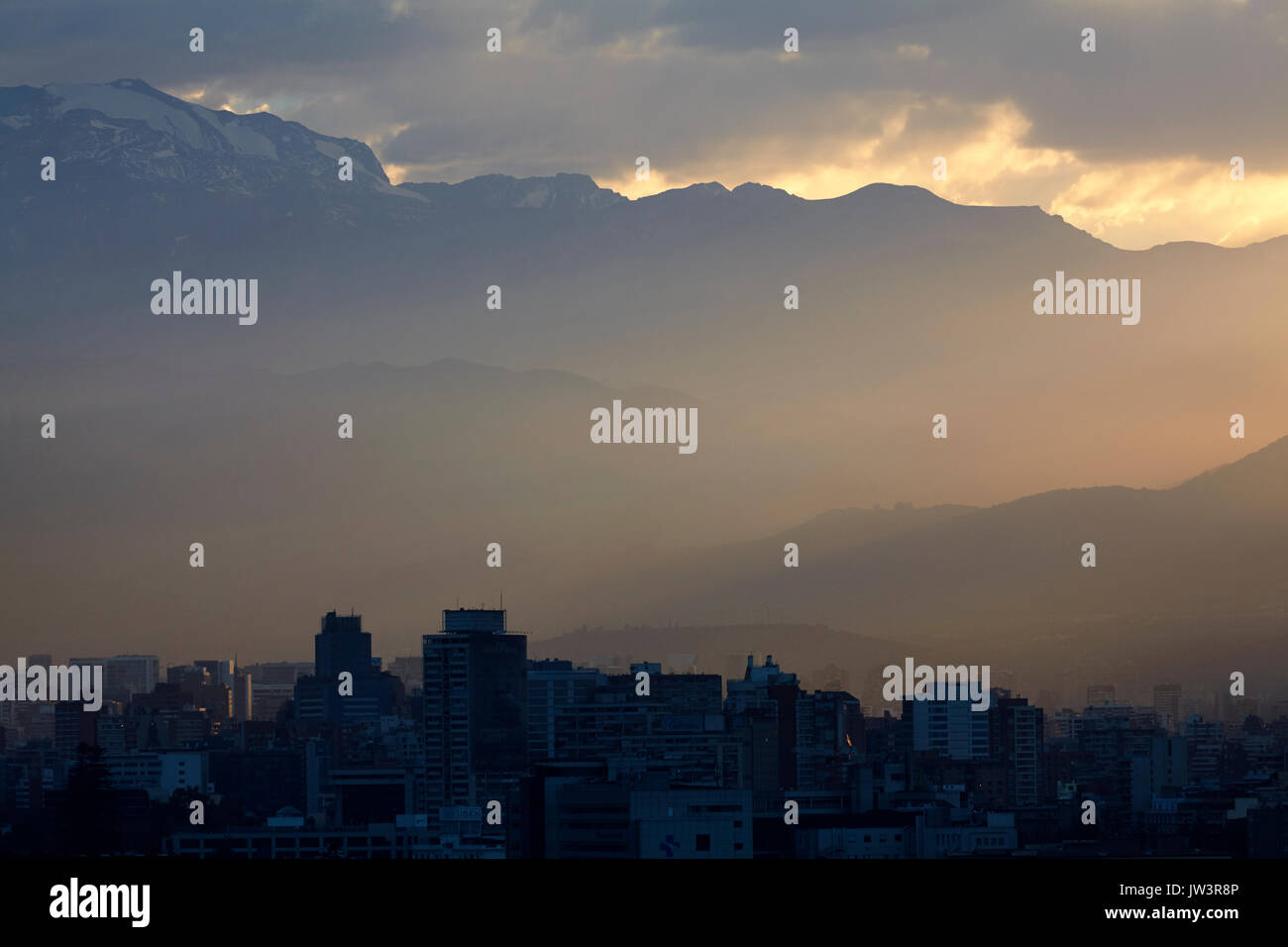 Santiago und Sonnenaufgang in den Anden, Chile, Südamerika Stockfoto