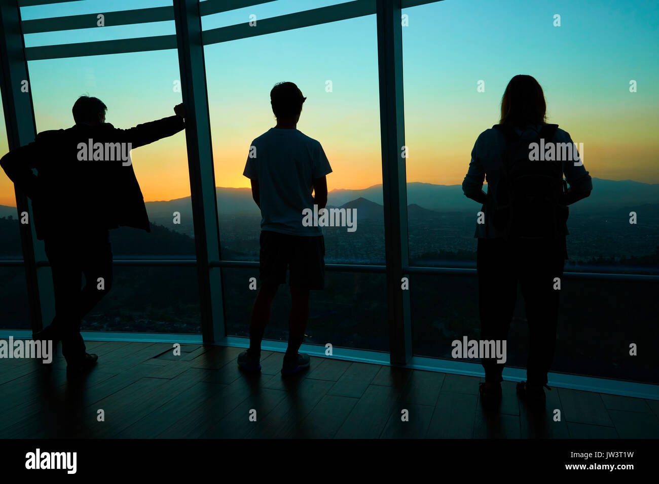 Touristen, die Aussicht bei Sonnenuntergang von Sky Costanera Wolkenkratzer, Santiago, Chile, Südamerika Stockfoto