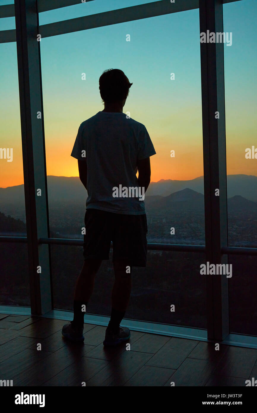 Touristische Blick auf den Blick auf den Sonnenuntergang von Sky Costanera Wolkenkratzer, Santiago, Chile, Südamerika (Model Released) Stockfoto