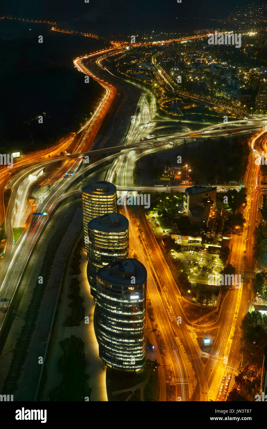 Autobahnen, Mapocho Fluss, und Bürogebäude in der Nacht vom Himmel Costanera Wolkenkratzer, Santiago, Chile, Südamerika Stockfoto