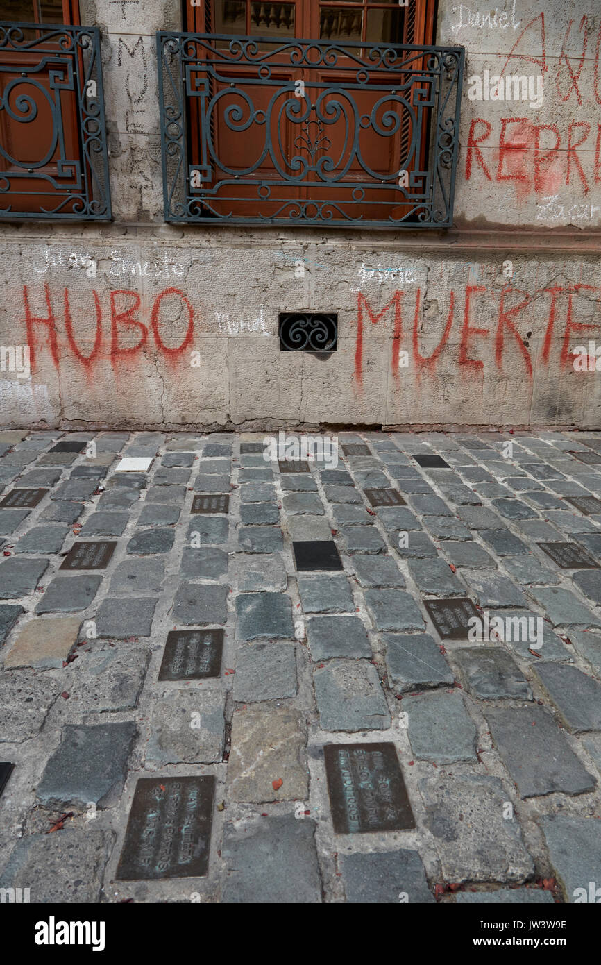 Opfer Namen in Kopfsteinpflaster in der Calle Londres 38 (für Folter unter dem Pinochet-regime verwendet), Barrio Paris-Londres, Santiago, Chile, Südamerika Stockfoto