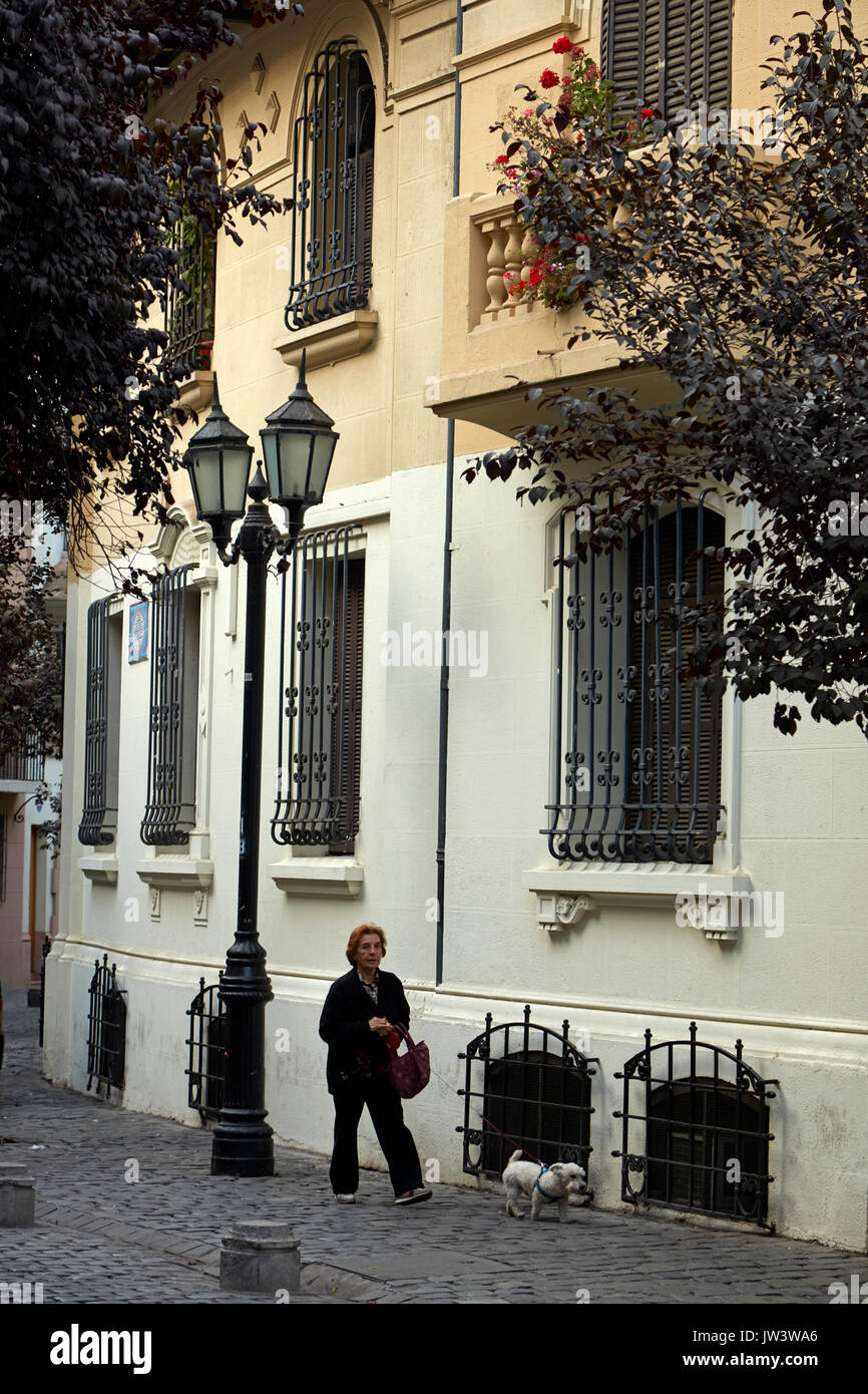 Lady walking Hund im Barrio Paris-Londres, Santiago, Chile, Südamerika Stockfoto