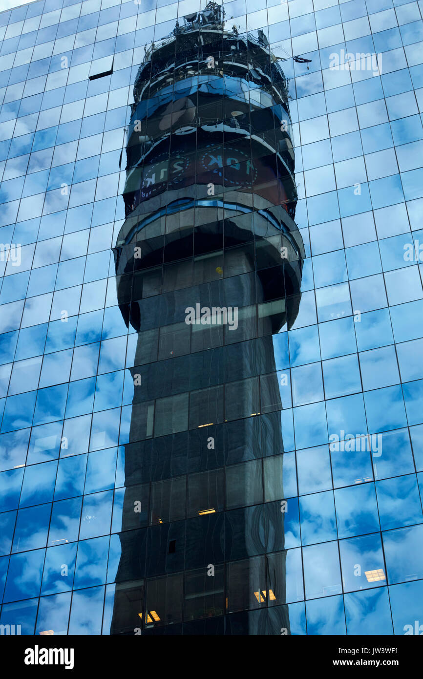 Entel Communications Tower spiegelt sich in moderne Gebäude aus Glas, Santiago, Chile, Südamerika Stockfoto