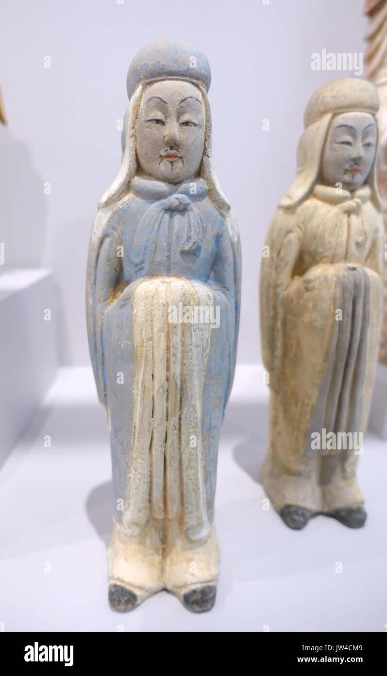 Zwei stehende männliche Figuren tragen Umhänge und abgerundete Hüte, 1 von 2, China, nördlichen Qi Dynastie, 550 577 AD, geformten Steingut, kalt bemalt Pigmente Arthur M Sackler Museum, Harvard University DSC 00916 Stockfoto Zwei stehende männliche Figuren tragen Umhänge und abgerundete Hüte, 1 von 2, China, nördlichen Qi Dynastie, 550 577 AD, geformten Steingut, kalt bemalt Pigmente Arthur M Sackler Museum, Harvard University DSC 00916 Stockfoto