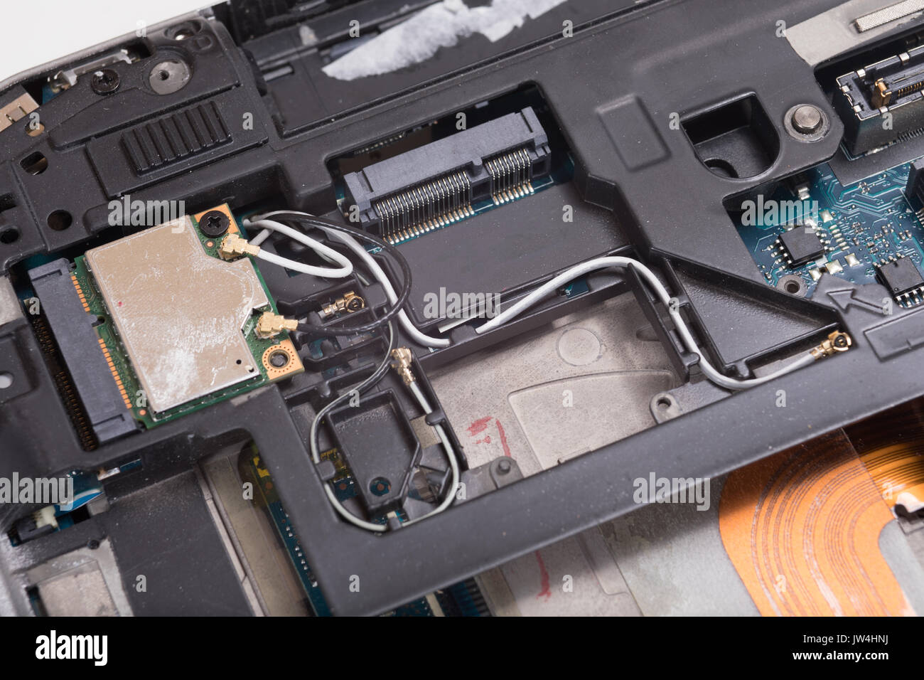 Nahaufnahme der internen Verkabelung, Teile und Komponenten eines Computers Laptop. Stockfoto