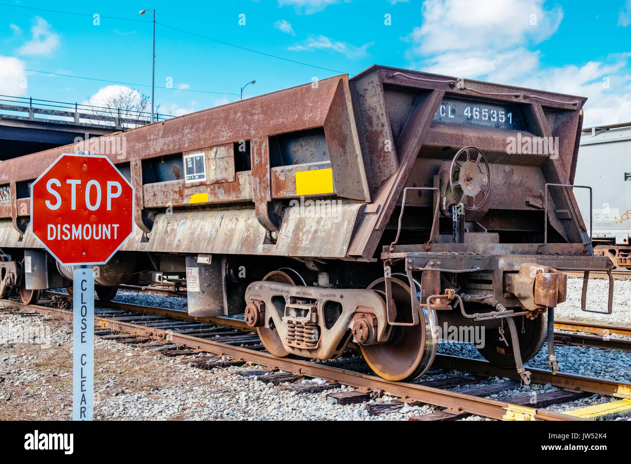 Verrostete leere Gondelbahn, sitzt auf einem Nebenanleger in Opelika, Alabama, USA. Stockfoto