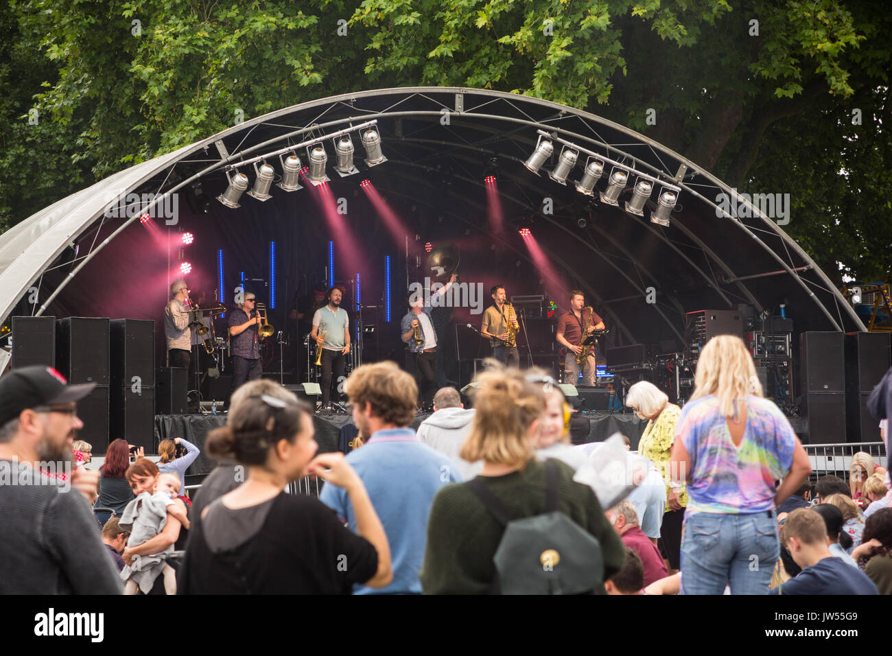 Band spielt Musik auf Open-air Festival Bühne Publikum im Riverside Festival 2017, Victoria Embankment von Trent, Nottingham, Großbritannien Stockfoto