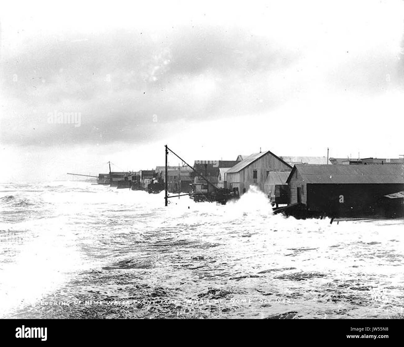 Aus der Nordamerikanischen Transport & Trading Co Waterfront während eines Sturms, Nome, Alaska, Oktober 1902 HEGG (135) Stockfoto