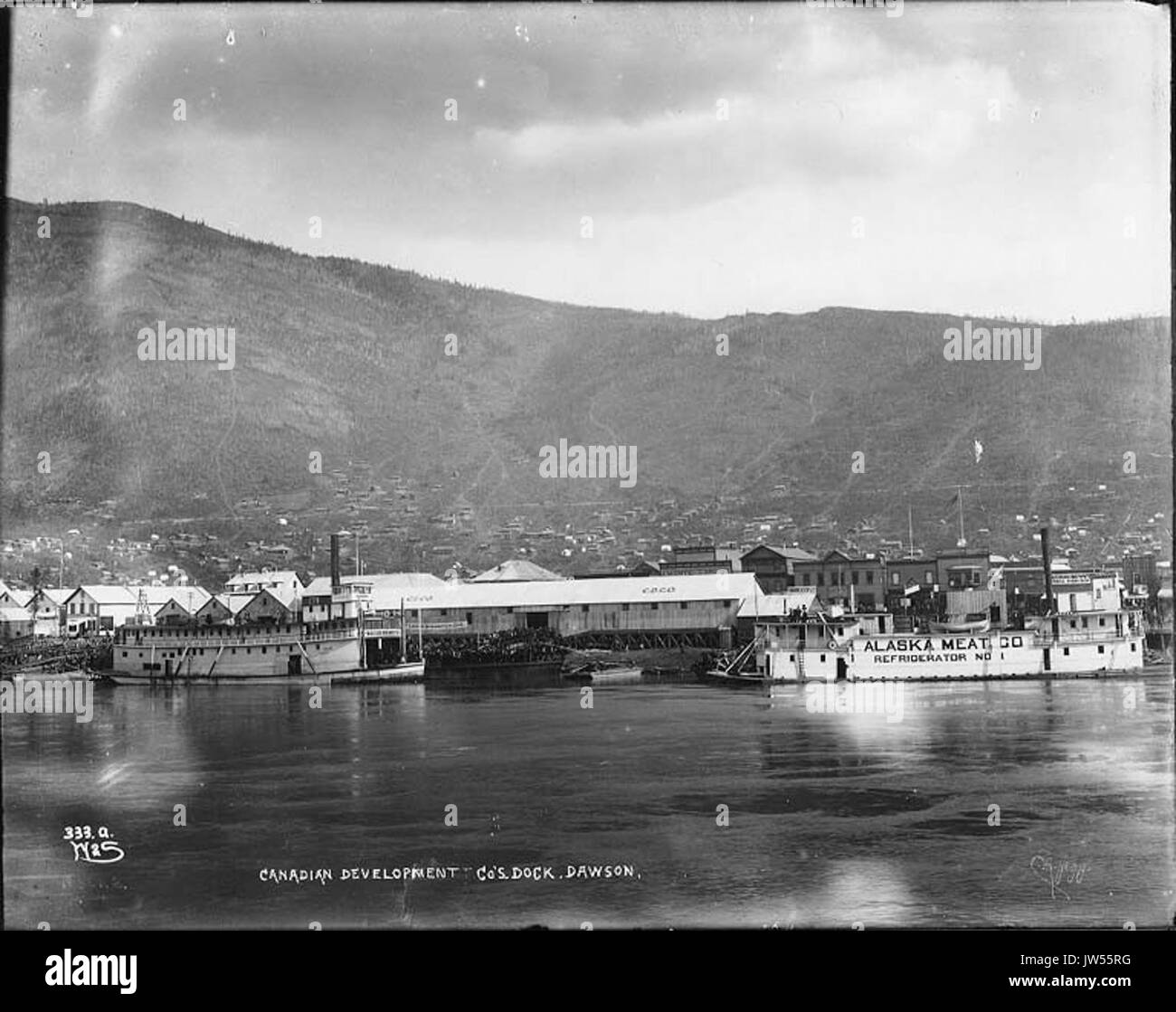 Dock kanadischen Entwicklung Co auf dem Yukon River gesehen aus dem Wasser, Dawson City, Yukon Territory, ca 1898 HEGG (236) Stockfoto