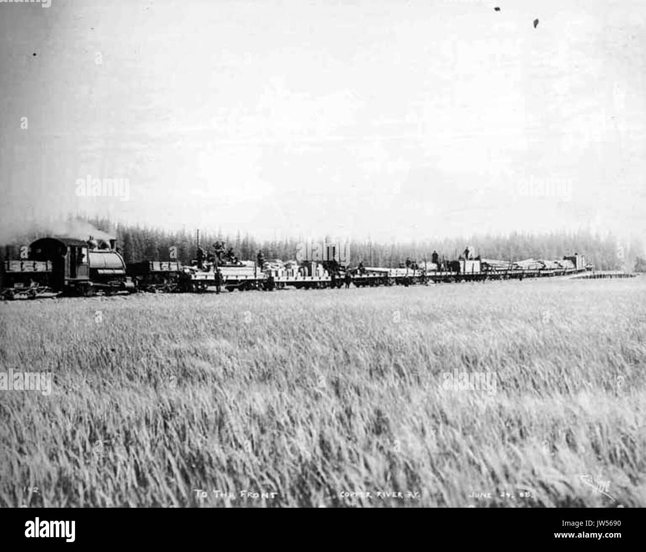 Güterzug mit Eisenbahn Bau-, Liefer- und Bauholz, wahrscheinlich Nähe von Mile 20, Juni 24, 1908 (HEGG 805 geladen) Stockfoto