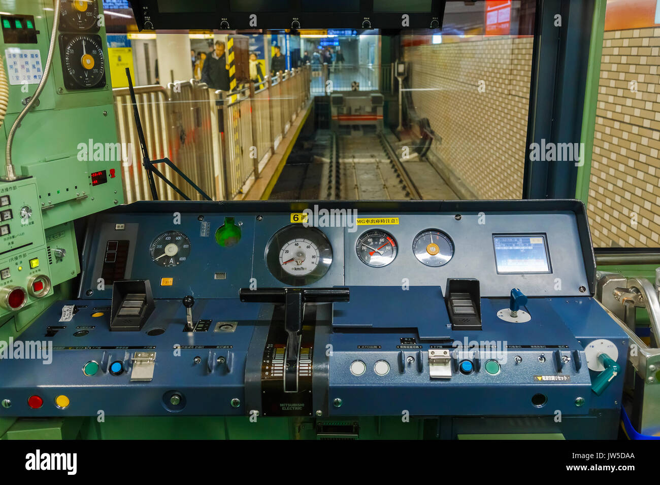 TOKYO, Japan - 28. NOVEMBER 2015: Innenraum der Kabine mit Dashboards auf einem japanischen Zug Stockfoto