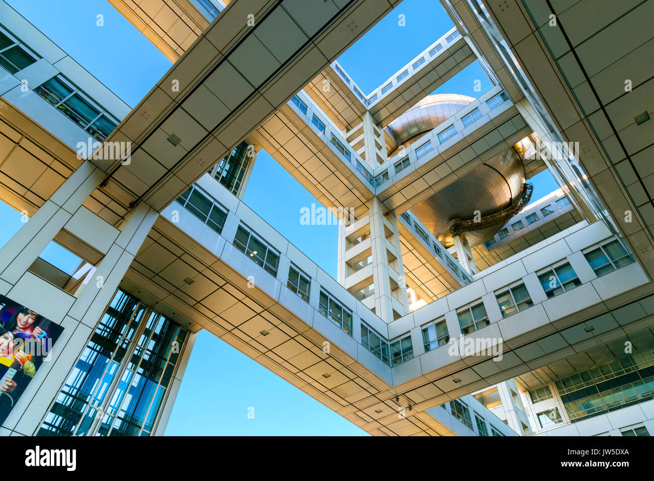 TOKYO, Japan - 27 November 2015: Fuji TV Headquarters, eines der markantesten Gebäude in Japan. Seine "futuristischen Metallische verkleideten Gebäude mit Stockfoto