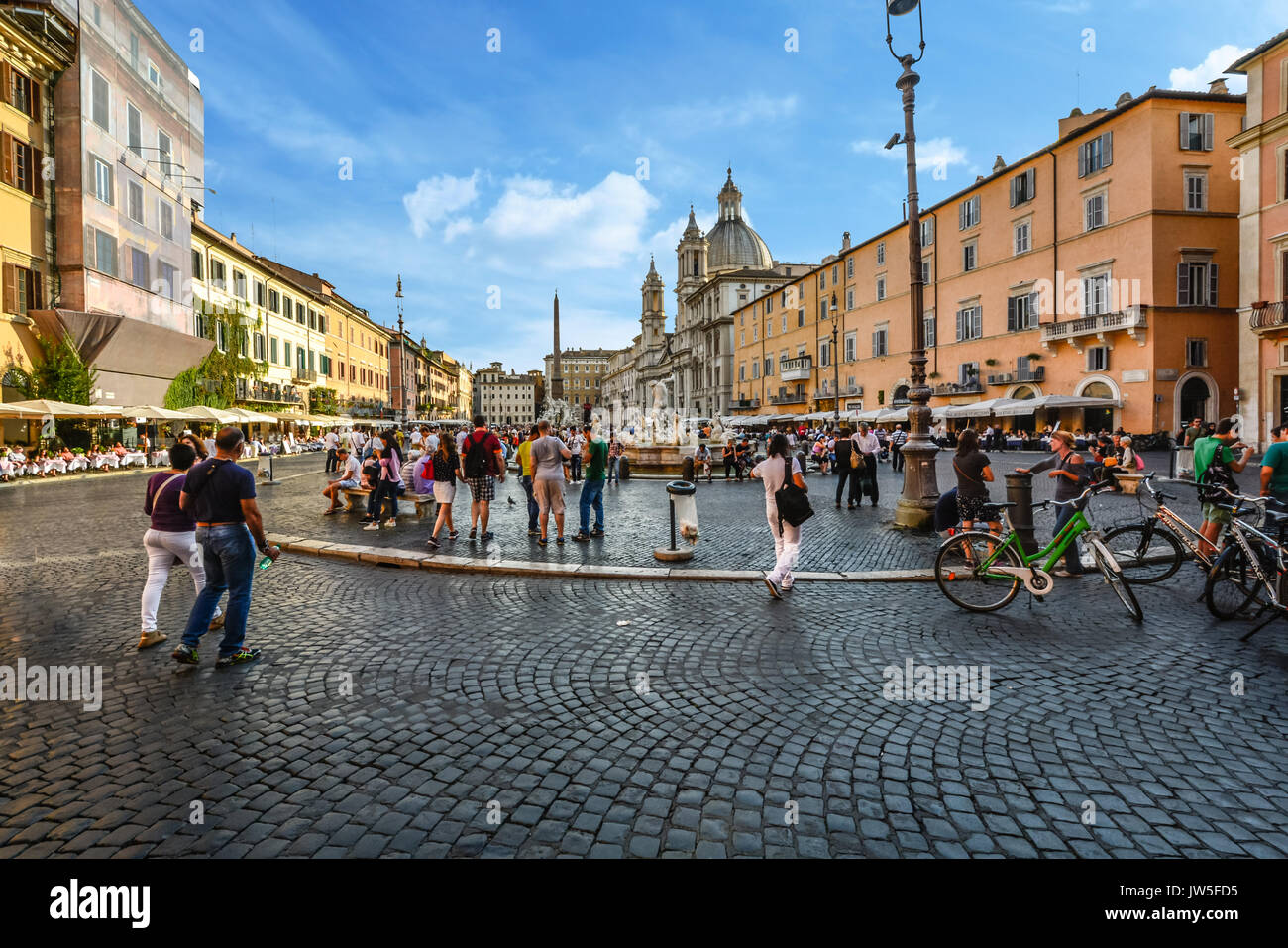 Anstrengenden Nachmittag auf der Piazza Navona in Rom Italien mit Touristen, die Cafes und Aktivitäten Stockfoto