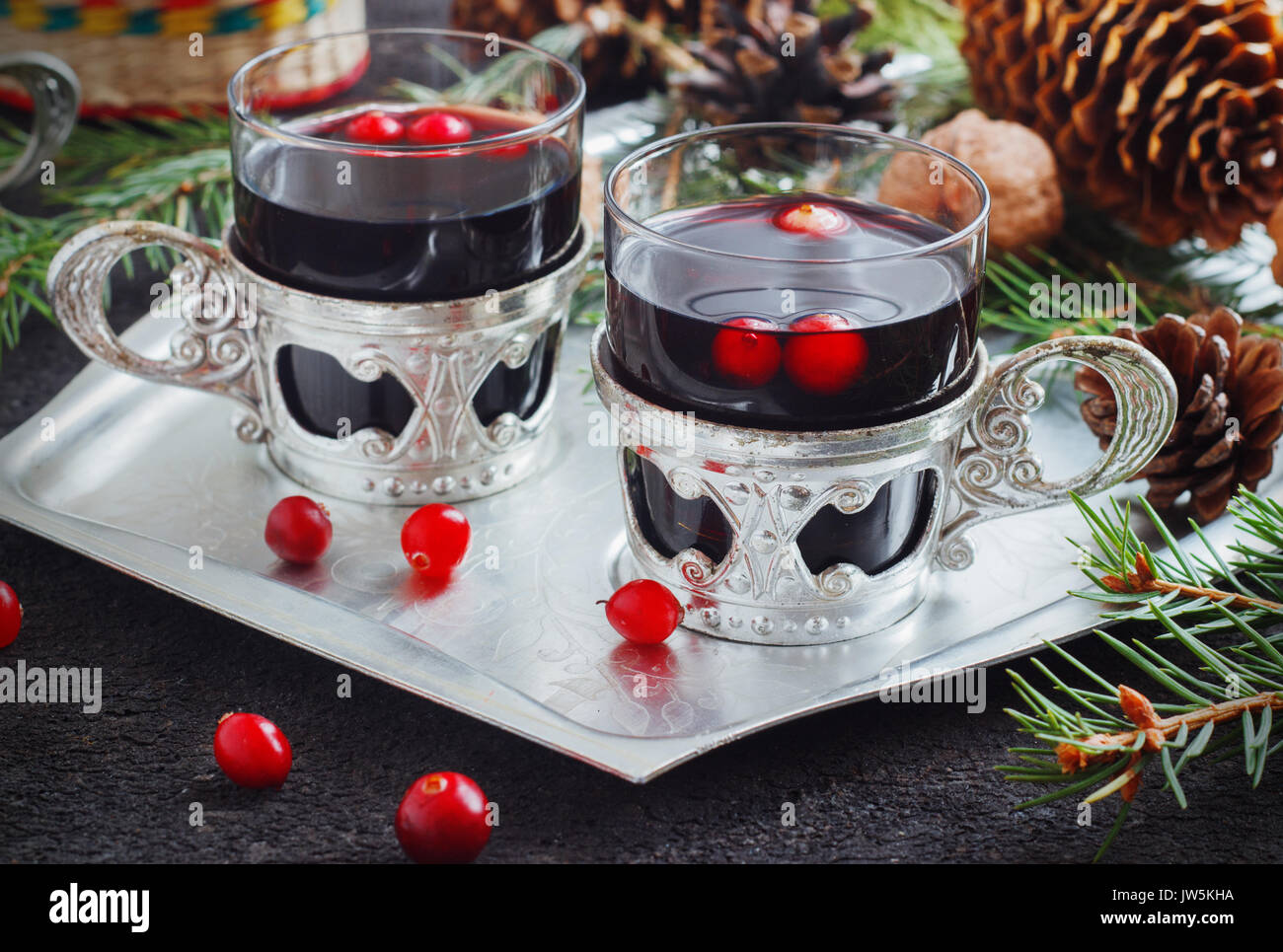 Cranberry Drink auf Weihnachten Hintergrund gegen einen dunklen Hintergrund, selektiver Fokus Stockfoto