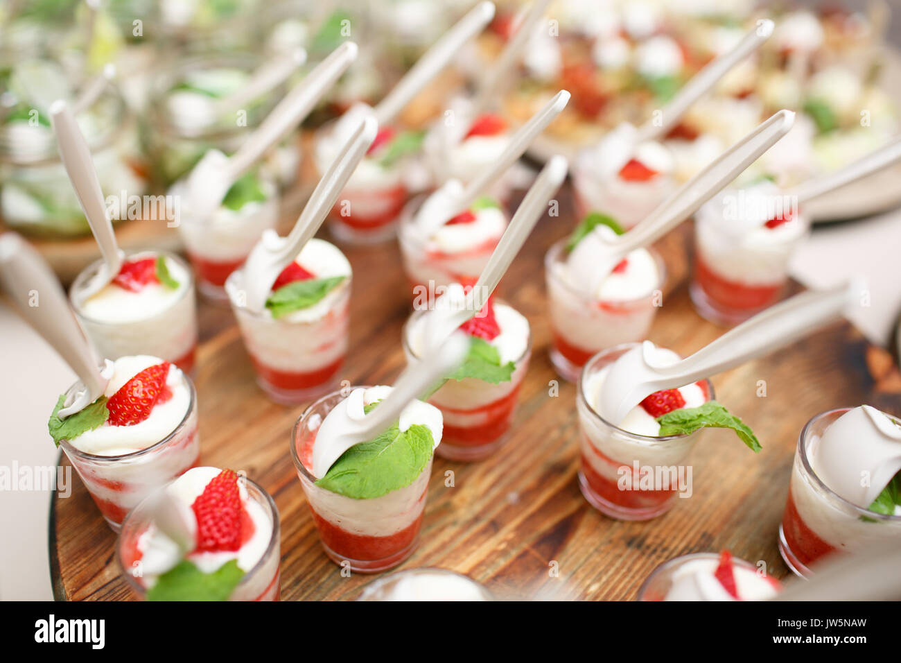 Rosa gefärbte Erdbeer Dessert im Glas, Catering buffet Stockfotografie -  Alamy