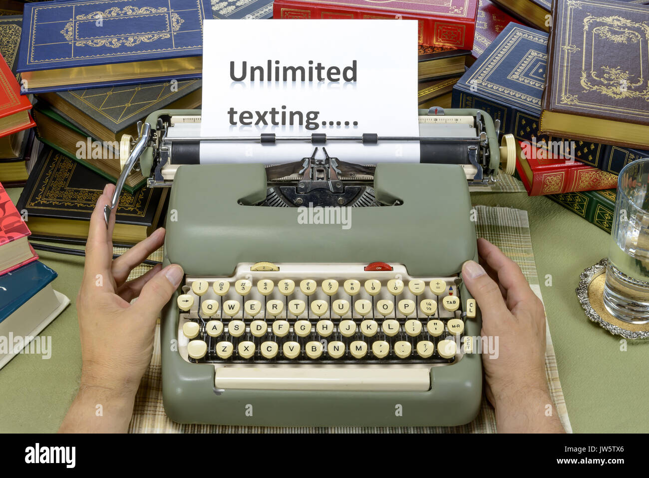 „Geben Sie sich Zeit, zuerst darüber nachzudenken, was Sie sagen werden...“. Person, die eine Nachricht auf einer klassischen elektrischen Schreibmaschine tippt. Stockfoto