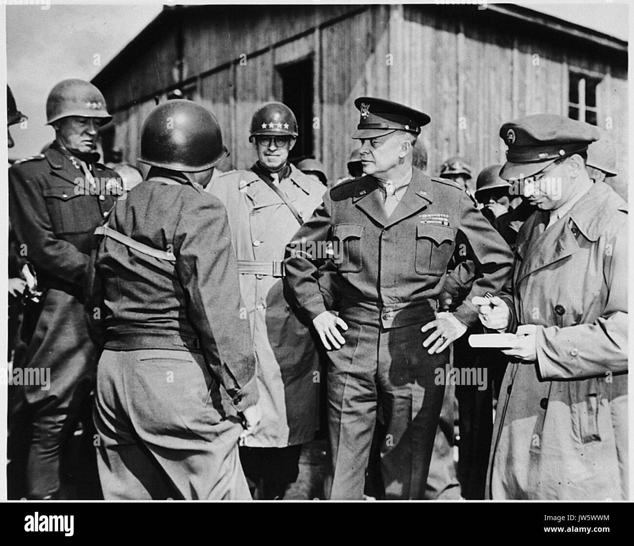 Hochrangige U S Offiziere der Armee prüfen Sie den kürzlich befreiten Ohrdruf Konzentrationslager Stockfoto Hochrangige U S Offiziere der Armee prüfen Sie den kürzlich befreiten Ohrdruf Konzentrationslager Stockfoto