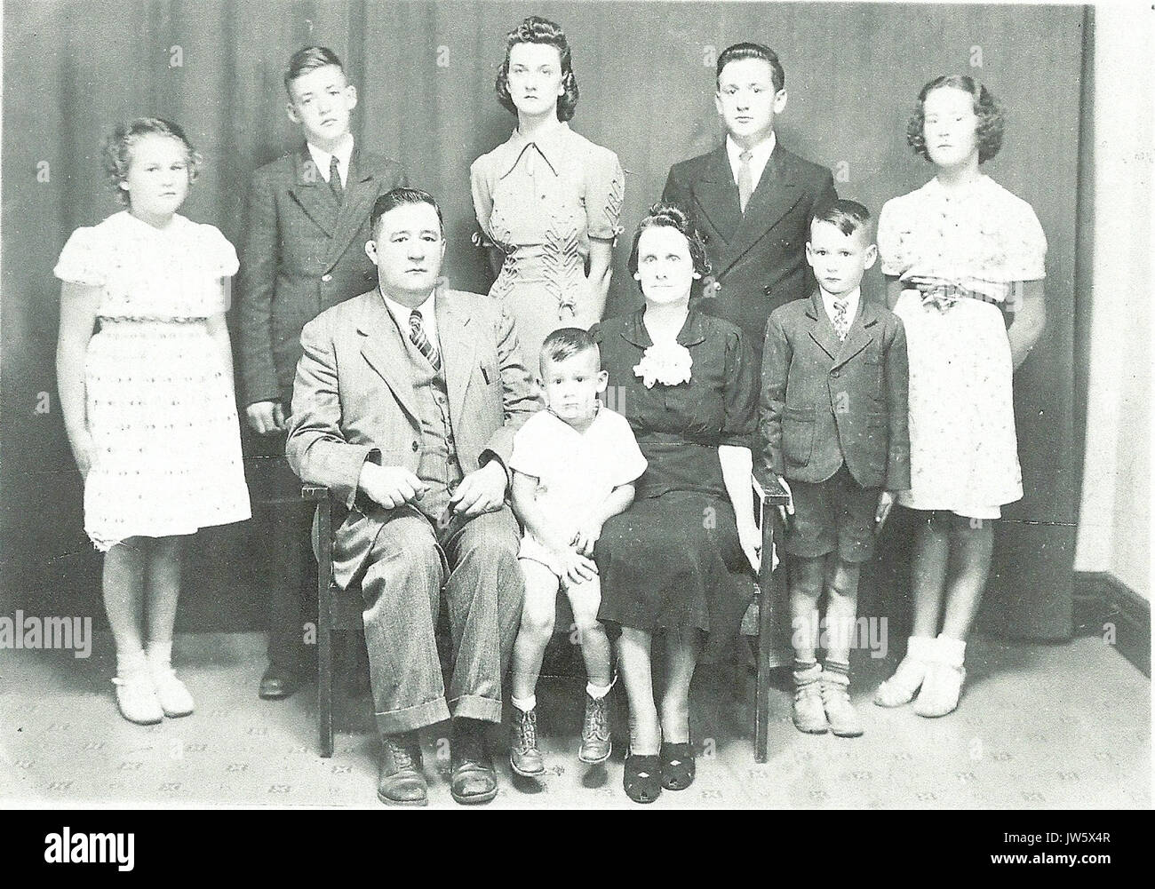 Ein Porträt von Joseph Collard, Bürgermeister von Alma, mit seiner Familie. Das Bild gibt Einblick in die Führung und das persönliche Leben einer prominenten Persönlichkeit in Alma während seiner Amtszeit als Bürgermeister. Stockfoto
