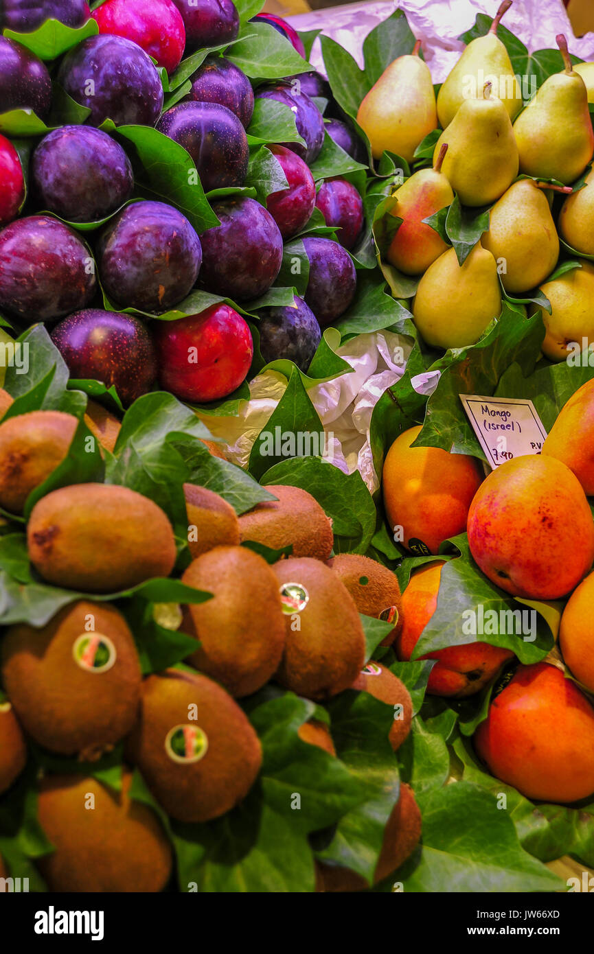 Obst für den Verkauf in einem offenen Markt auf La Rambla, Barcelona, Spanien Stockfoto