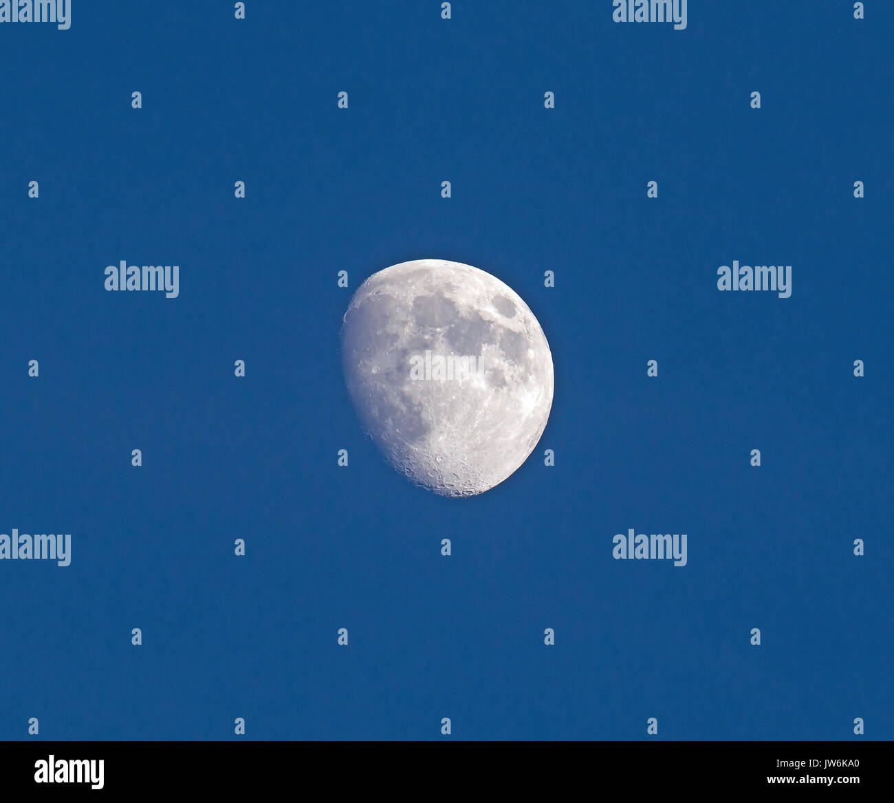 Waxing Gibbous Mond im blauen Himmel im Juli Mitte Abend. Stockfoto