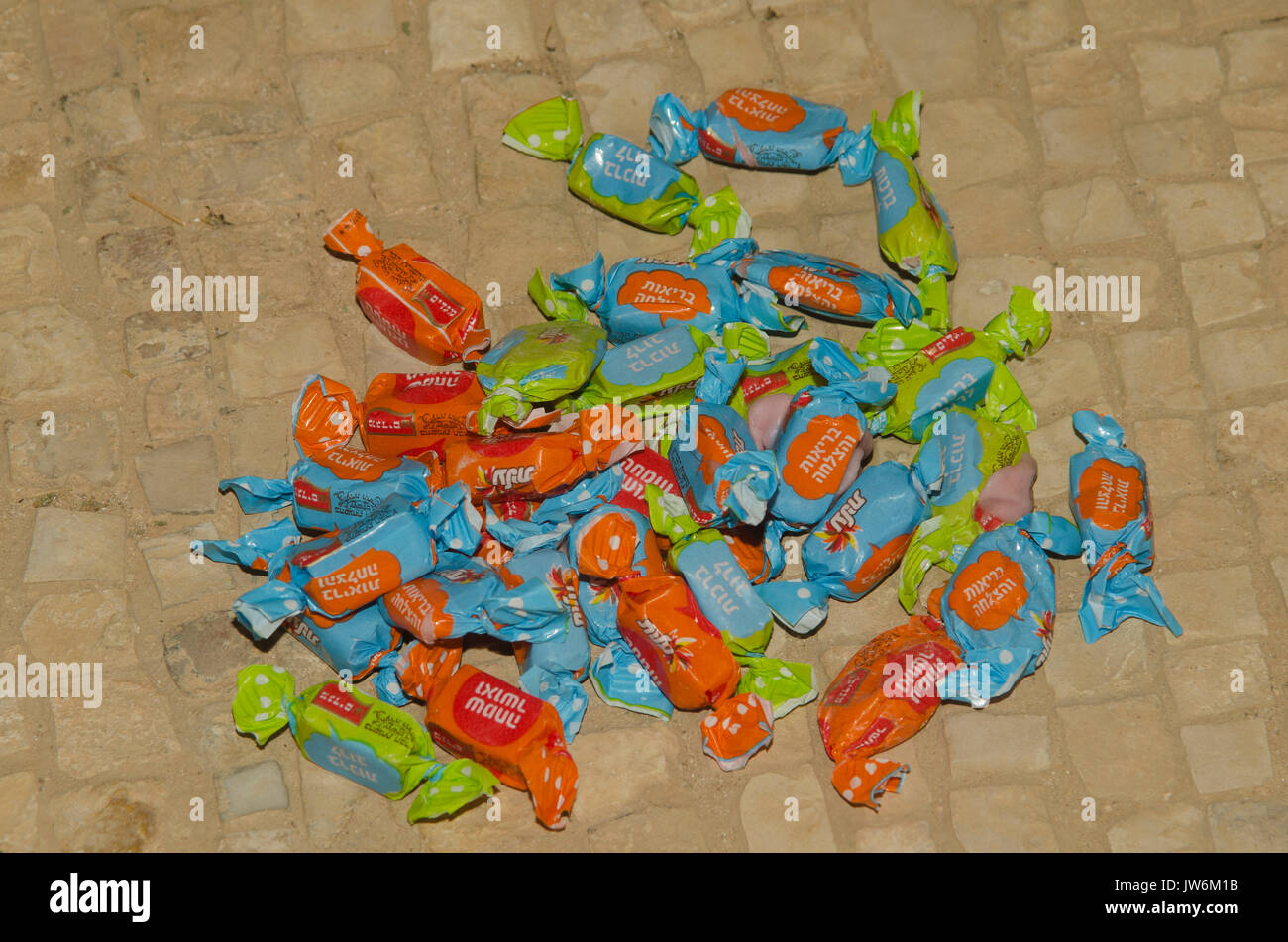 Süßigkeiten, die an der Bar Mitzvah Jungen für gutes Glück geworfen wurden, Stockfoto